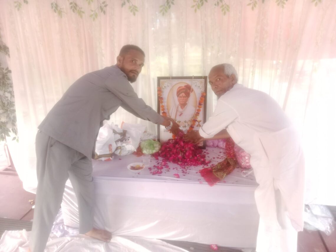 स्वर्गीय शीतल प्रसाद ठाकुर को मिर्जा मुकर्रम बेग ने दी श्रद्धांजलि