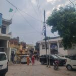 नाहरगंज में सड़क किनारे बंद कुएं से फैल रही गंदगी, स्थानीय लोगों में रोष