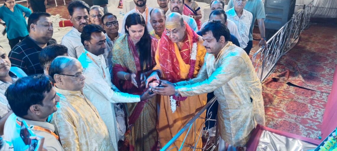 कान्हा के नाम की मेहंदी से रचे हाथ, वल्लभा बैंड के भजनों पर झूमा महालक्ष्मी मंदिर परिसर