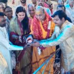 कान्हा के नाम की मेहंदी से रचे हाथ, वल्लभा बैंड के भजनों पर झूमा महालक्ष्मी मंदिर परिसर