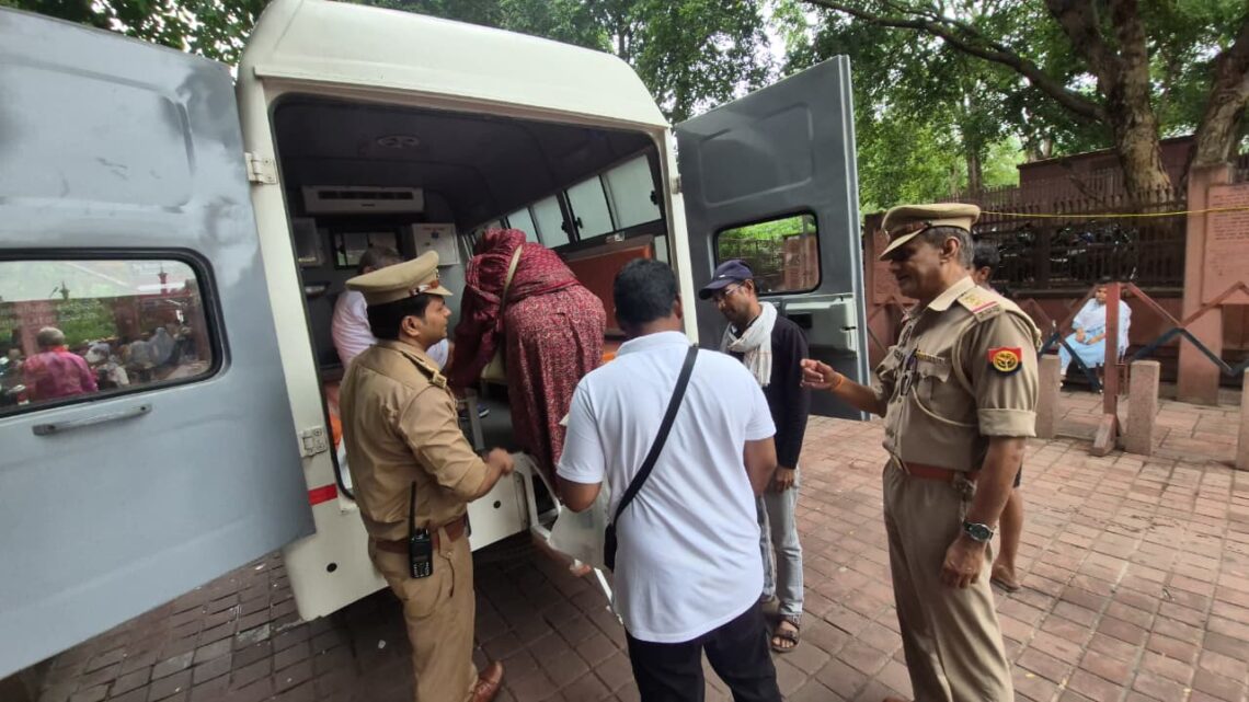 ताजमहल के पश्चिमी गेट के पास पर्यटक को बंदर ने काटा, पुलिस ने पहुंचाया पर्यटक सुविधा केंद्र