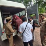 ताजमहल के पश्चिमी गेट के पास पर्यटक को बंदर ने काटा, पुलिस ने पहुंचाया पर्यटक सुविधा केंद्र