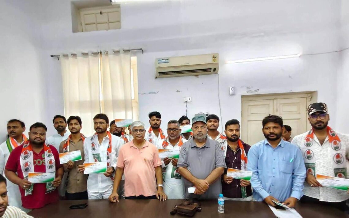 आप किसान मोर्चा के प्रदेश अध्यक्ष समेत दर्जनों कार्यकर्ताओं ने थामा कांग्रेस का हाथ