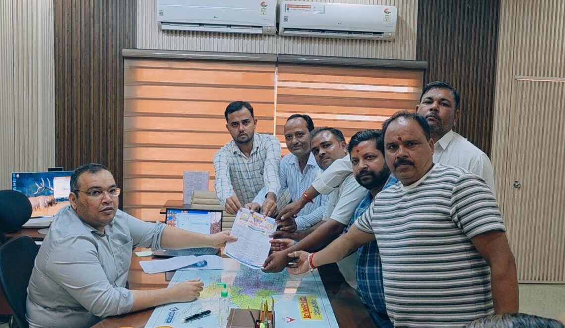 पत्रकारों पर कथित पुलिस हमले के विरोध में पत्रकारों ने डीएम को सौंपा ज्ञापन