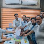पत्रकारों पर कथित पुलिस हमले के विरोध में पत्रकारों ने डीएम को सौंपा ज्ञापन