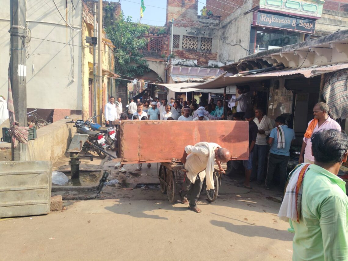 फतेहपुर सीकरी में अतिक्रमण हटाओ अभियान पर उठे सवाल, दोहरे मापदंड के आरोप