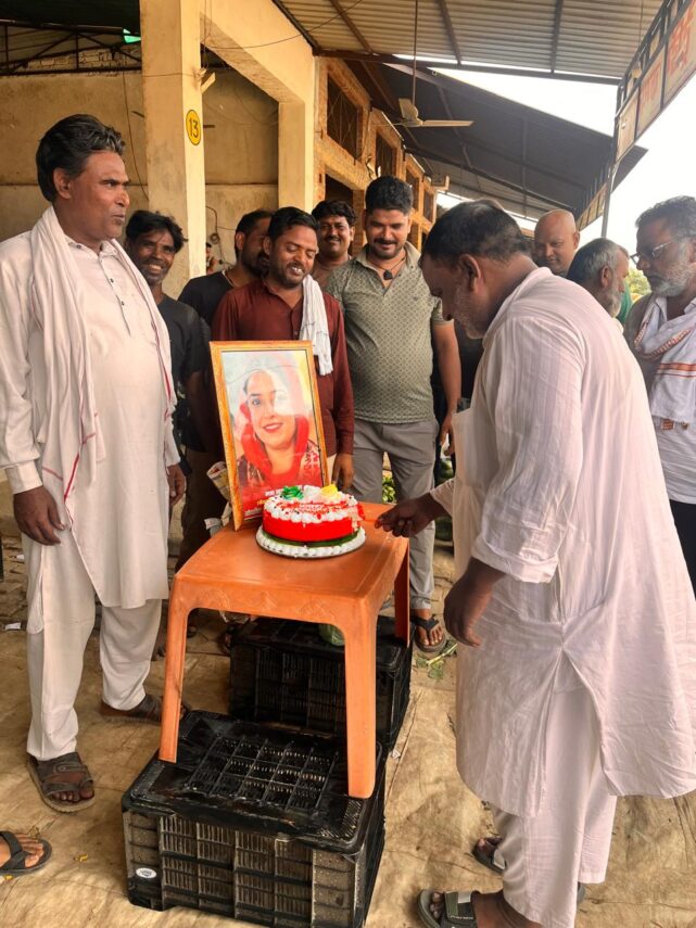 सपा नेत्री नाशी खान का जन्मदिन धूमधाम से मना, समर्थकों ने काटे केक