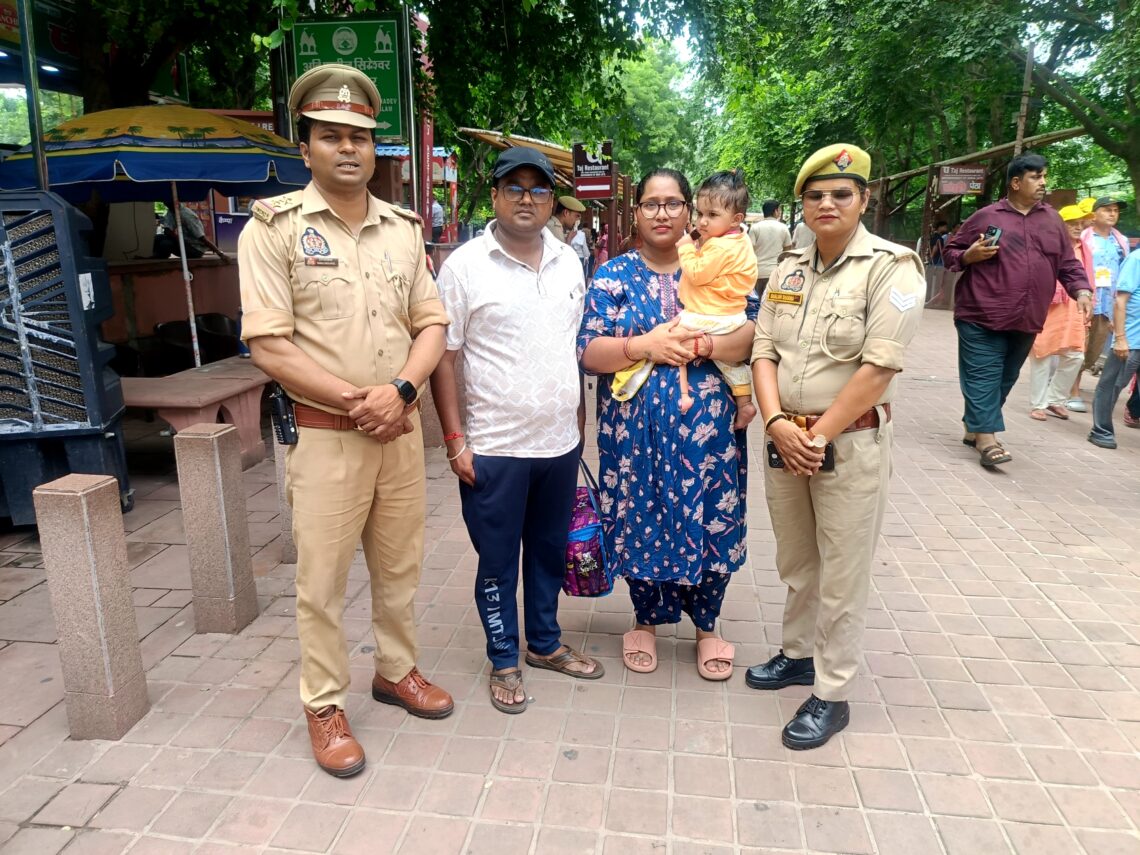 भीड़ में बिछड़ी पत्नी और बेटी को ताज सुरक्षा पुलिस ने 30 मिनट में खोजकर पति से मिलाया