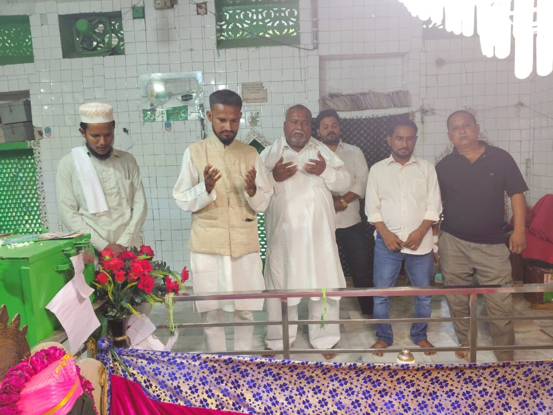 “अलीगढ़ की दरगाह शाह जमाल पहुंचे AIMIM नेता मिर्जा मुकर्रम बेग, इरफान सैफी समेत कार्यकर्ताओं ने की ज़ियारत”