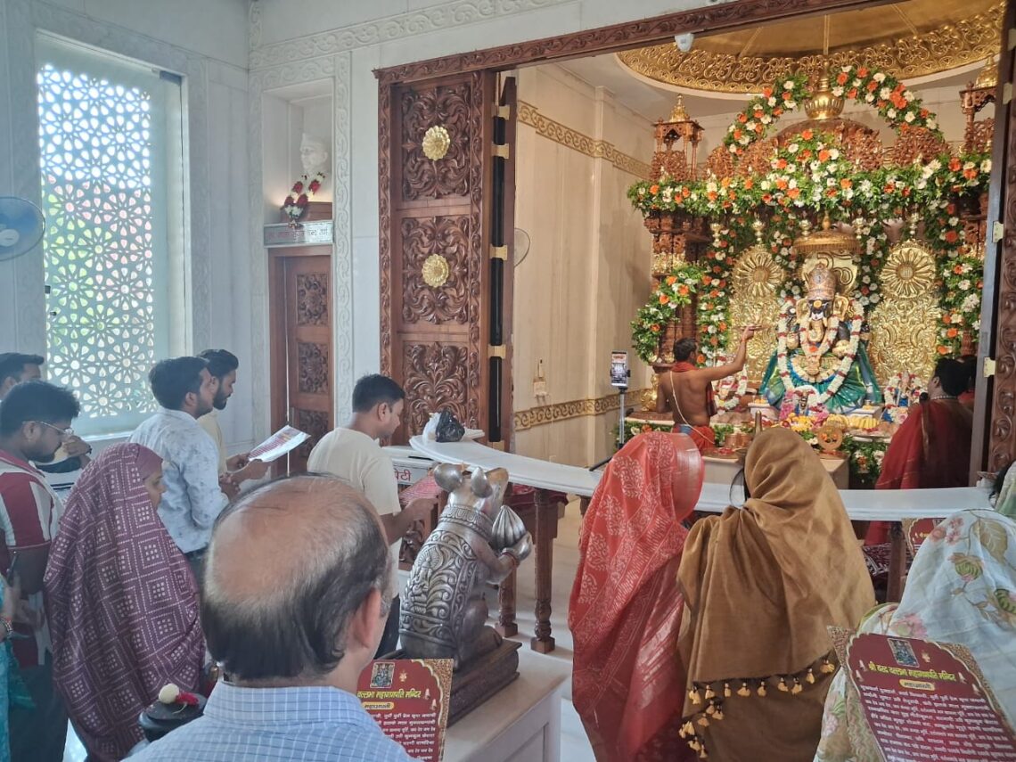 नीले वस्त्रों में सजे महागणपति, केसर सूर्य तिलक ने बढ़ाई दिव्यता