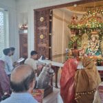 नीले वस्त्रों में सजे महागणपति, केसर सूर्य तिलक ने बढ़ाई दिव्यता