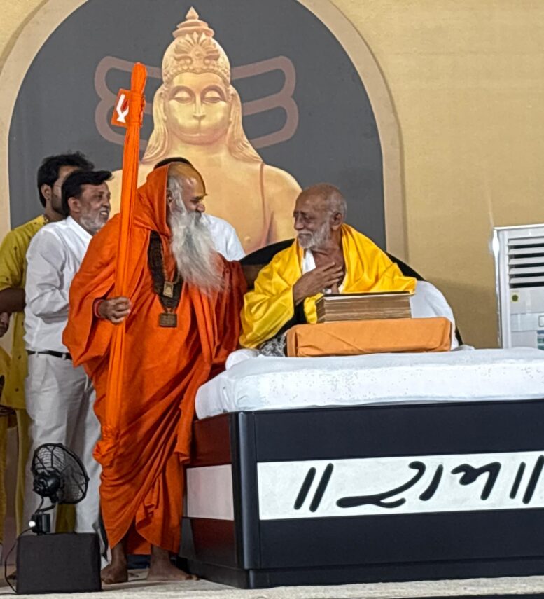 वैराग्य की ढाल लेकर ही संसार में रहो, मोह हर रूप में रावण है : मोरारी बापू