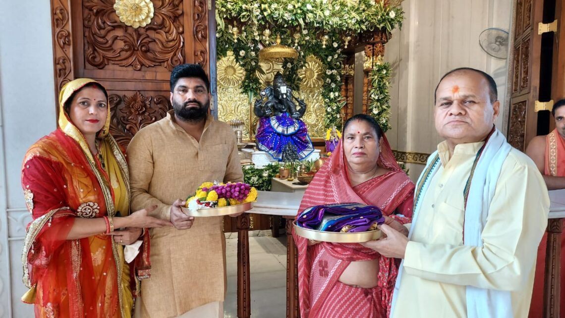 तिरुपति बालाजी स्वरूप में सजे महागणपतिपंचम गणेश महोत्सव के दसवें दिवस तिरुपति बालाजी तिलक से दमका मुख-मंडल, दक्षिण भारतीय साड़ी से सजा विशेष फूल बंगला