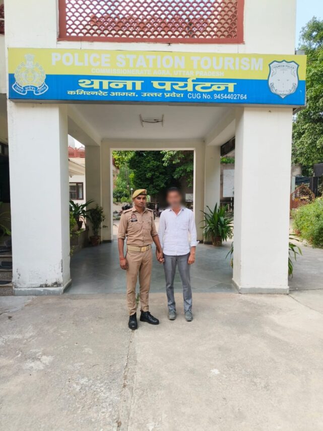 ताजमहल के पश्चिमी गेट पर विदेशी पर्यटक से अवैध धनराशि मांगने का आरोप, एक गाइड गिरफ्तार