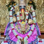 रानी रंग की पोशाक में सजे महागणपति, ओम तिलक ने बढ़ाई दिव्य आभा