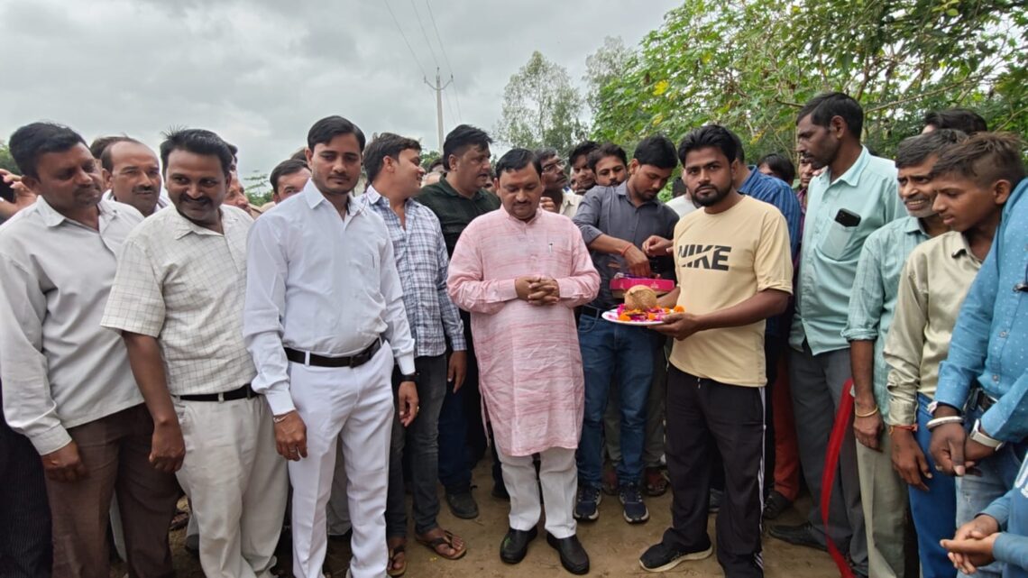 जमालपुर में आरसीसी सड़क का विधायक हरिओम वर्मा ने किया उद्घाटन