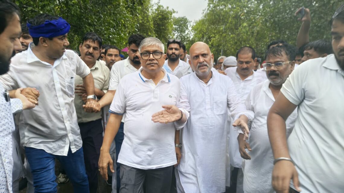 Lucknow Congress Protest: बारिश के बीच कांग्रेस का प्रदर्शन, कई नेता और कार्यकर्ता हिरासत में