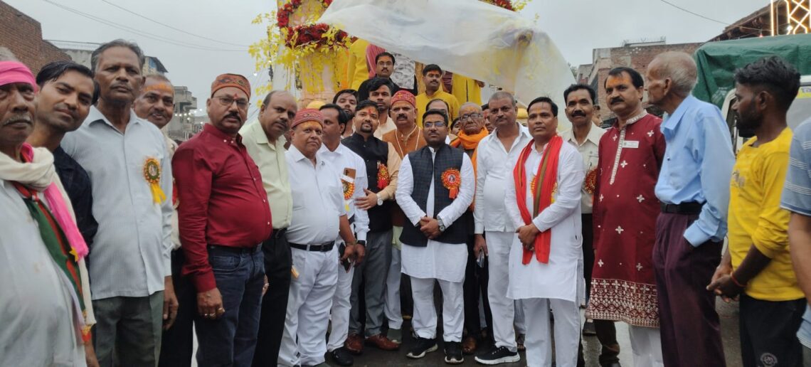 श्री रामलीला महोत्सव: मुकुट की आरती से गूंजा शहर, 50 झांकियों संग निकली 136वीं श्री मुकुट महोत्सव शोभायात्रा
