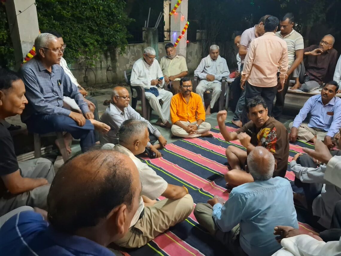 ककरैठा से शास्त्रीपुरम पहुंची निगम की सैकड़ों कूड़ा गाडियां, लोगों ने की हटाने की मांग