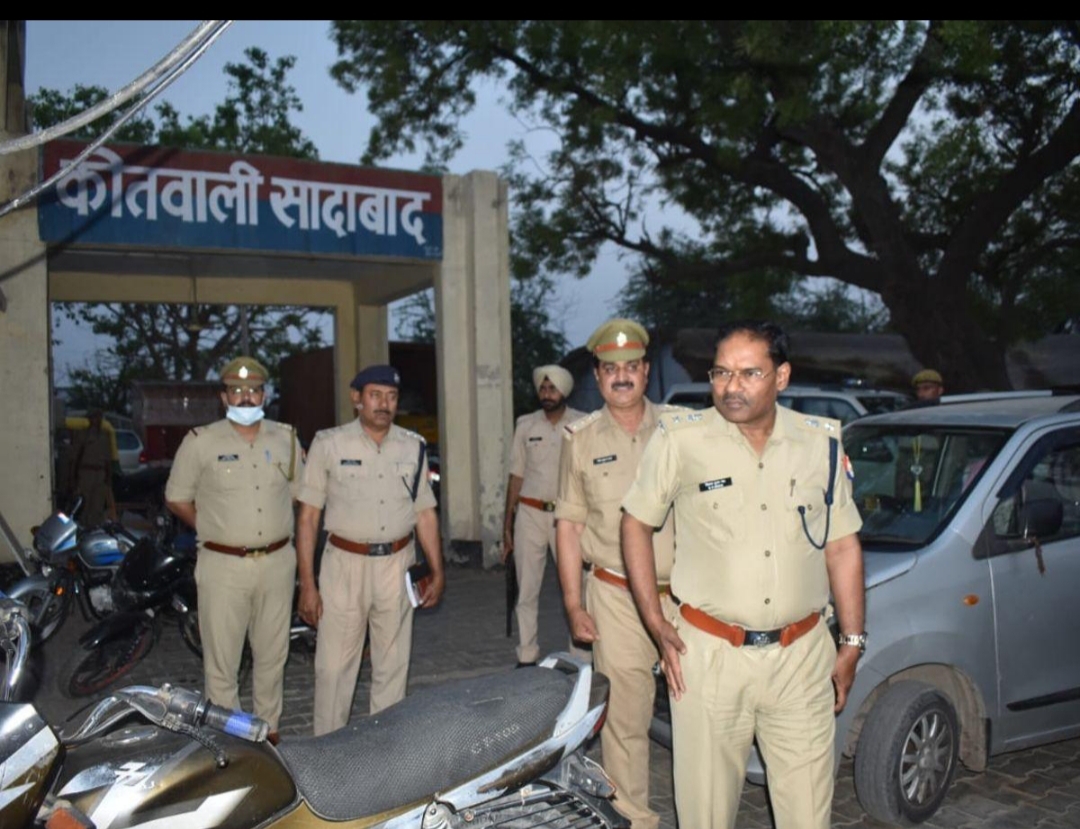 सादाबाद के इस्लाम नगर में दोहरे हत्याकांड के बाद पीड़ित परिवार से मिले AIMIM नेता, हत्यारों की गिरफ्तारी की मांग