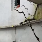 बाढ़ ने खोली अनदेखे खतरे की पोल: निर्मोही अखाड़े के प्रसादालय की दीवारों में पड़ी दरारें