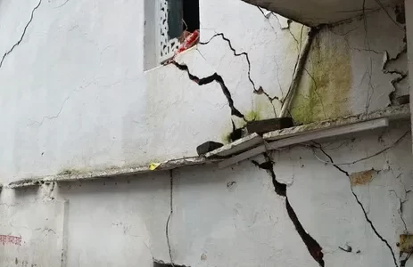 बाढ़ ने खोली अनदेखे खतरे की पोल: निर्मोही अखाड़े के प्रसादालय की दीवारों में पड़ी दरारें
