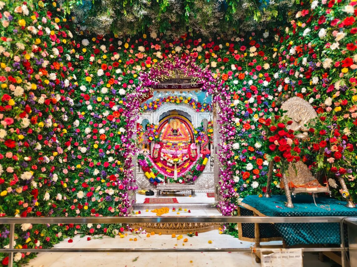 रंग-बिरंगे पुष्पों की बगिया में विराजे श्याम बाबा, जन्माष्टमी पर उमड़ा आस्था का सैलाब