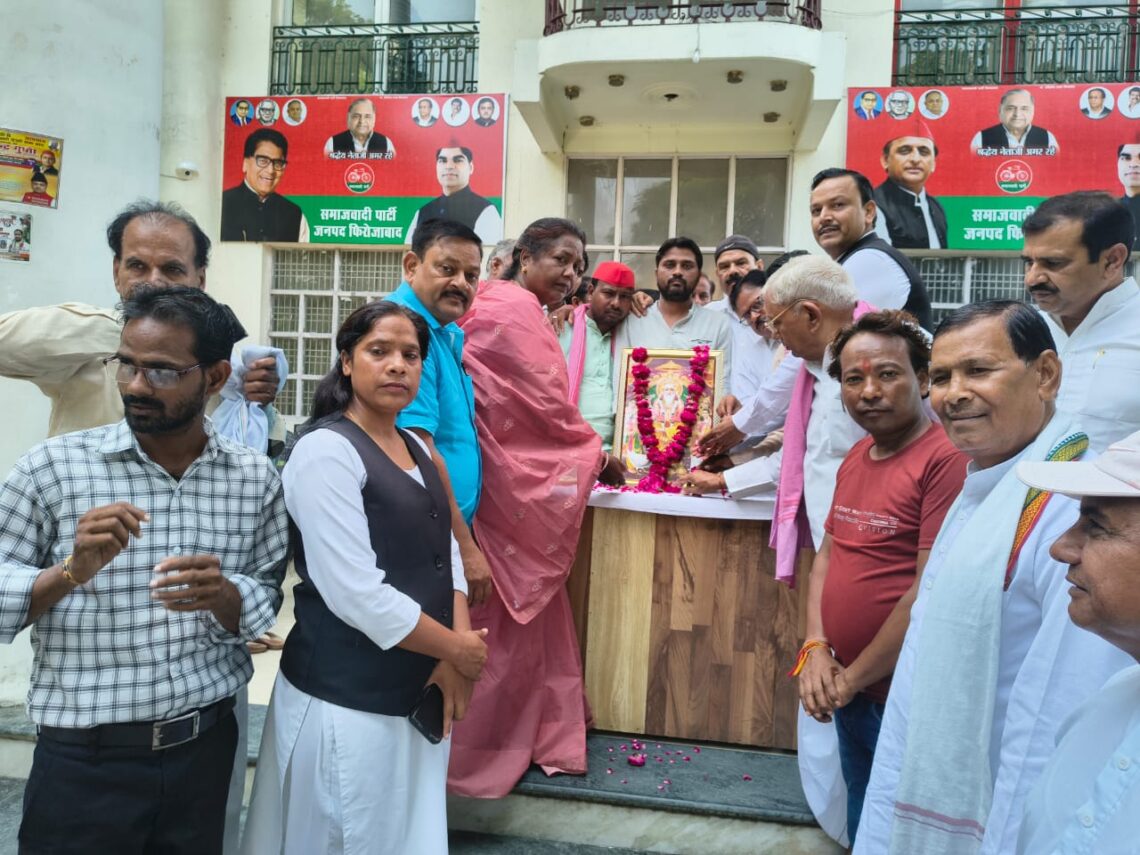 सपा जिला कार्यालय पर भगवान विश्वकर्मा जयंती कार्यक्रम में शामिल हुए सतेंद्र जैन सौली