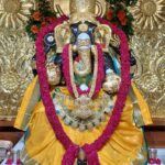 पंचम गणेश महोत्सव के चतुर्थ दिवस फूल बंगले में दिव्य दर्शन, पीले वस्त्रों और स्वर्णाभूषणों से सजा भगवान का स्वरूप