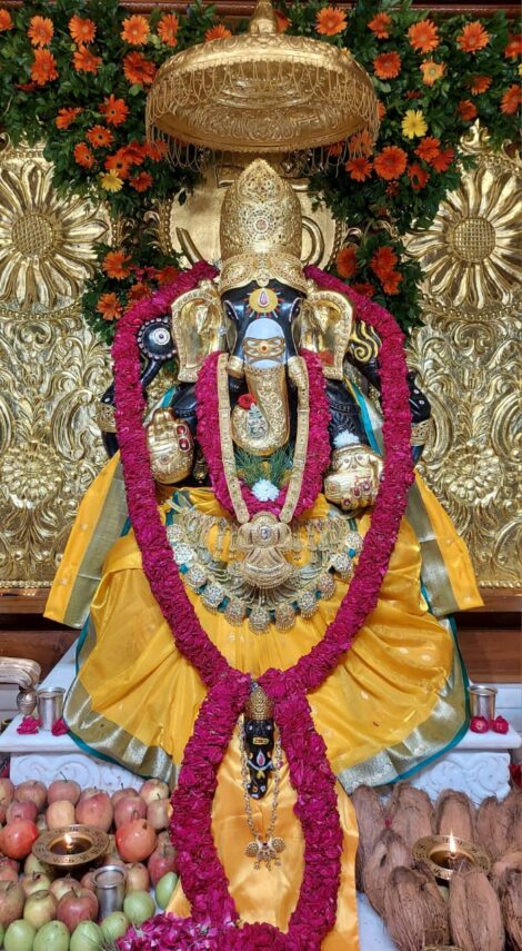 पंचम गणेश महोत्सव के चतुर्थ दिवस फूल बंगले में दिव्य दर्शन, पीले वस्त्रों और स्वर्णाभूषणों से सजा भगवान का स्वरूप