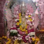 कमल पुष्पों से सजा मां महालक्ष्मी का दरबार, स्वर्ण आभूषणों से हुआ अलौकिक श्रृंगार