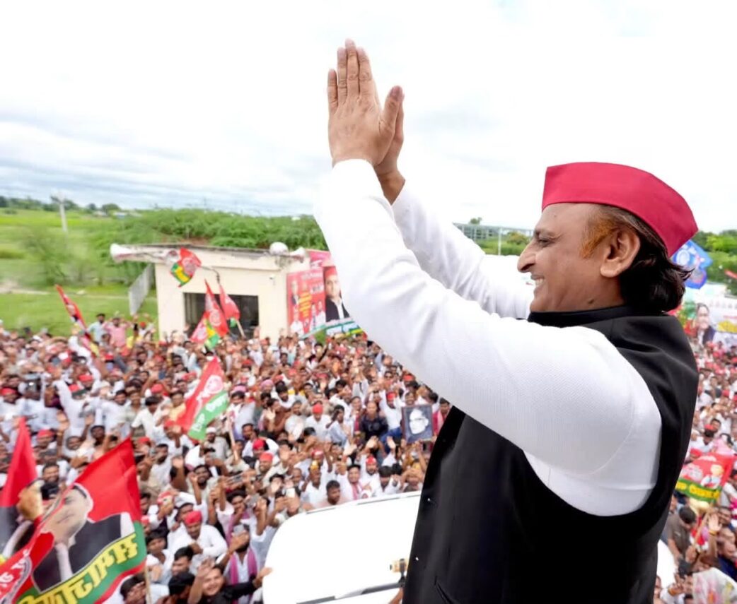 रायबरेली पहुंचा अखिलेश यादव का ‘PDA रथ’, समर्थकों की भारी भीड़ से रुका काफिला