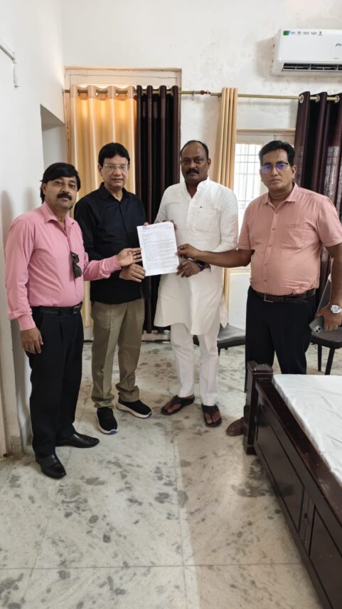 145 साल पुराने कासगंज RMS को फिर शुरू कराने की मांग, सांसद देवेश शाक्य को सौंपा ज्ञापन
