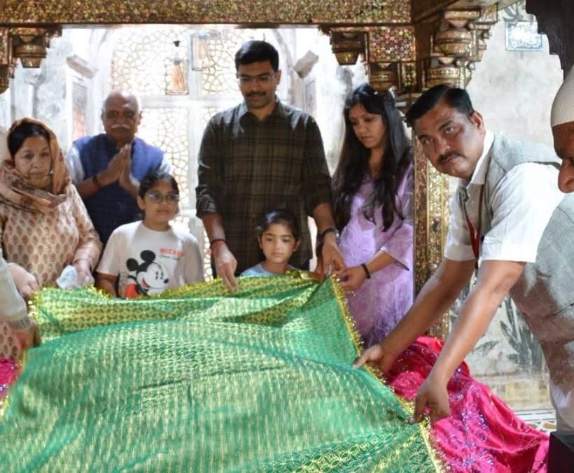 आगरा DM मनीष बंसल ने किया फतेहपुर सीकरी का दौरा, दरगाह पर की चादरपोशी