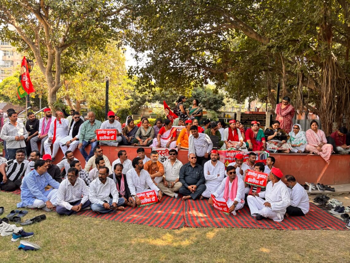 आगरा में संविधान बचाओ आंदोलन: सपा महिला-युवा कार्यकर्ताओं की पुलिस से झड़प, लाठी चलाने का आरोप