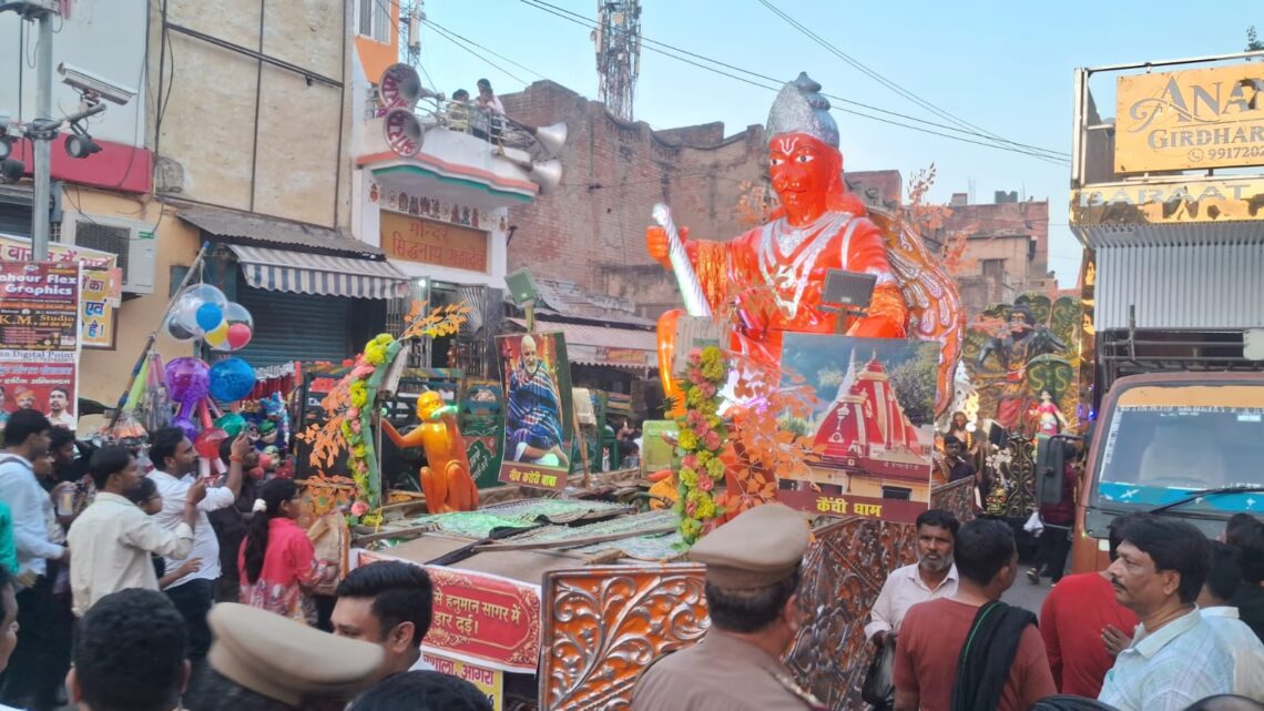 “बरषहिं सुमन देव मुनि बृंदा…” — पुष्पवर्षा के बीच निकली ऐतिहासिक राम बारात, आगरा वासी बने प्रभु के बाराती