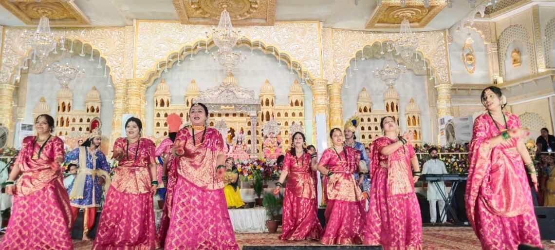 जनक भवन से चलीं सिया, सजल हुए सब नैन…