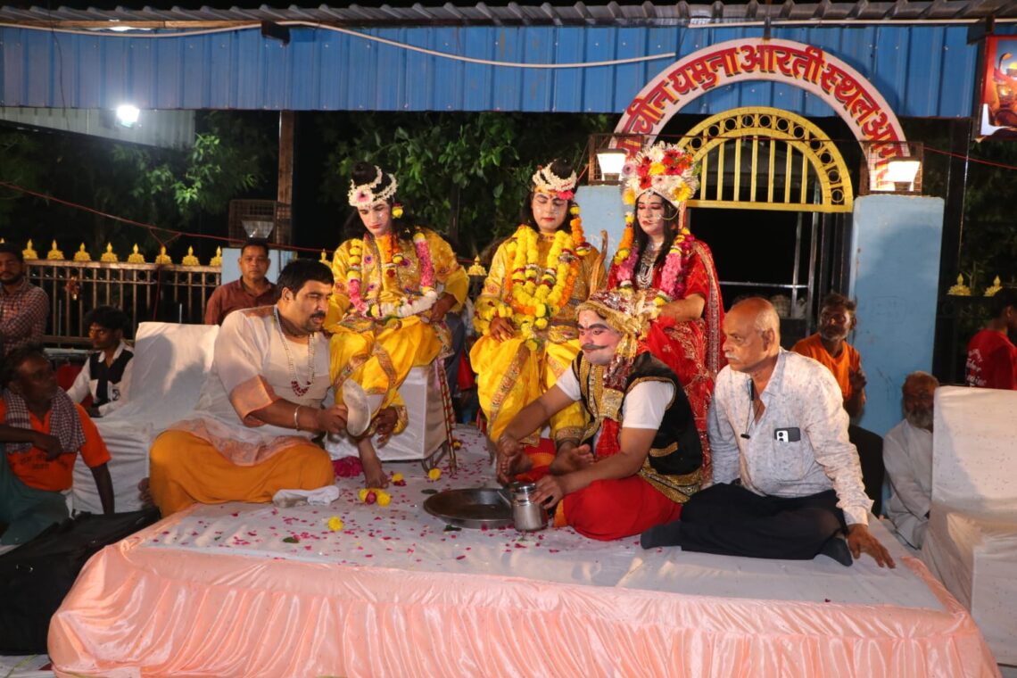 माँगि नाव न केवटु आना, कहइ तुम्हार मरमु मैं जाना…