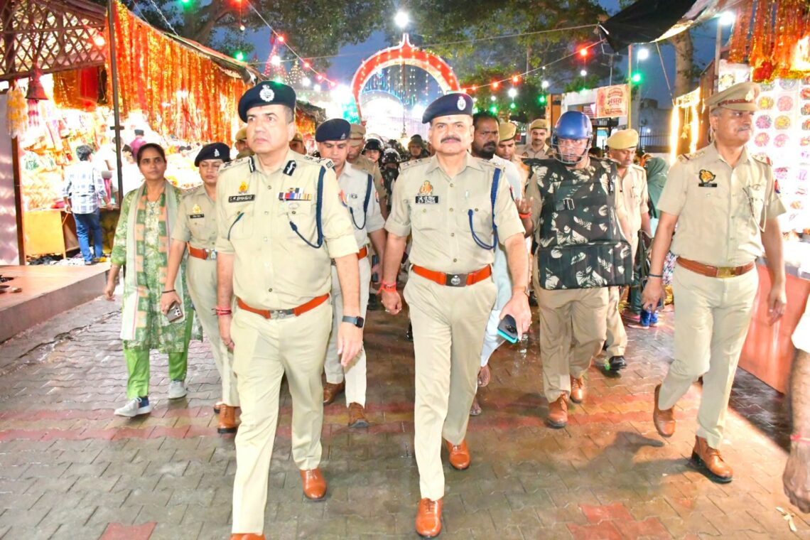 शारदीय नवरात्रि पर कासगंज में सुरक्षा व्यवस्था का जायजा, एडीजी आगरा जोन ने दिए आवश्यक दिशा-निर्देश