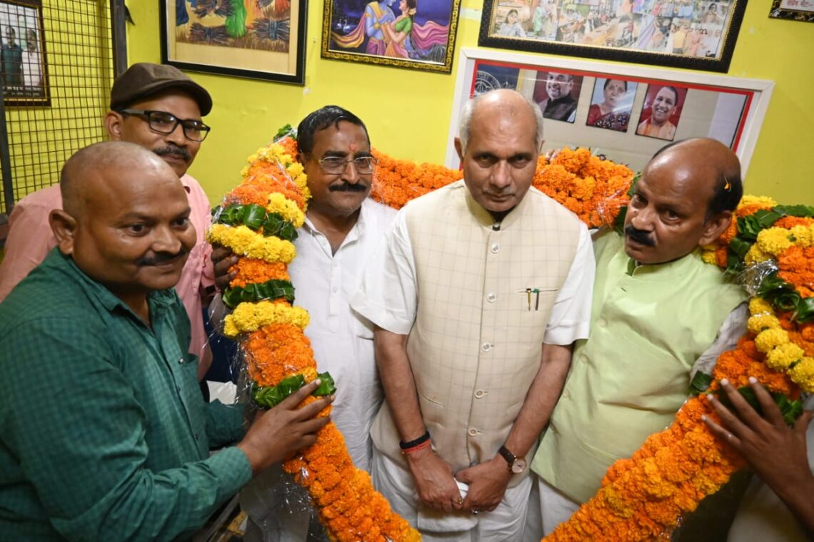 कासगंज में राज्यसभा सांसद धर्मपाल सिंह का भव्य स्वागत, 51 किलो की फूलमाला पहनाकर किया अभिनंदन