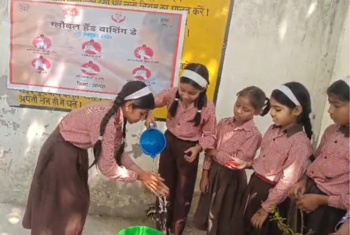 आगरा में विश्व हाथ धुलाई दिवस पर बच्चों ने ली स्वच्छता की शपथ, जानें ‘सुमन-के’ फॉर्मूले से हाथ धोने के 6 चरण