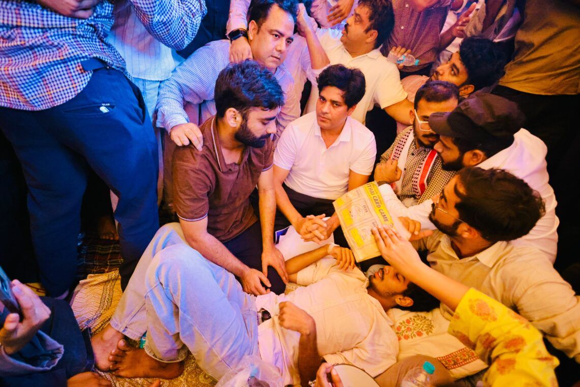 भूख हड़ताल पर बैठे छात्रों से मुलाकात करने जामिया मिलिया इस्लामिया पहुंचे सांसद इमरान प्रतापगढ़ी