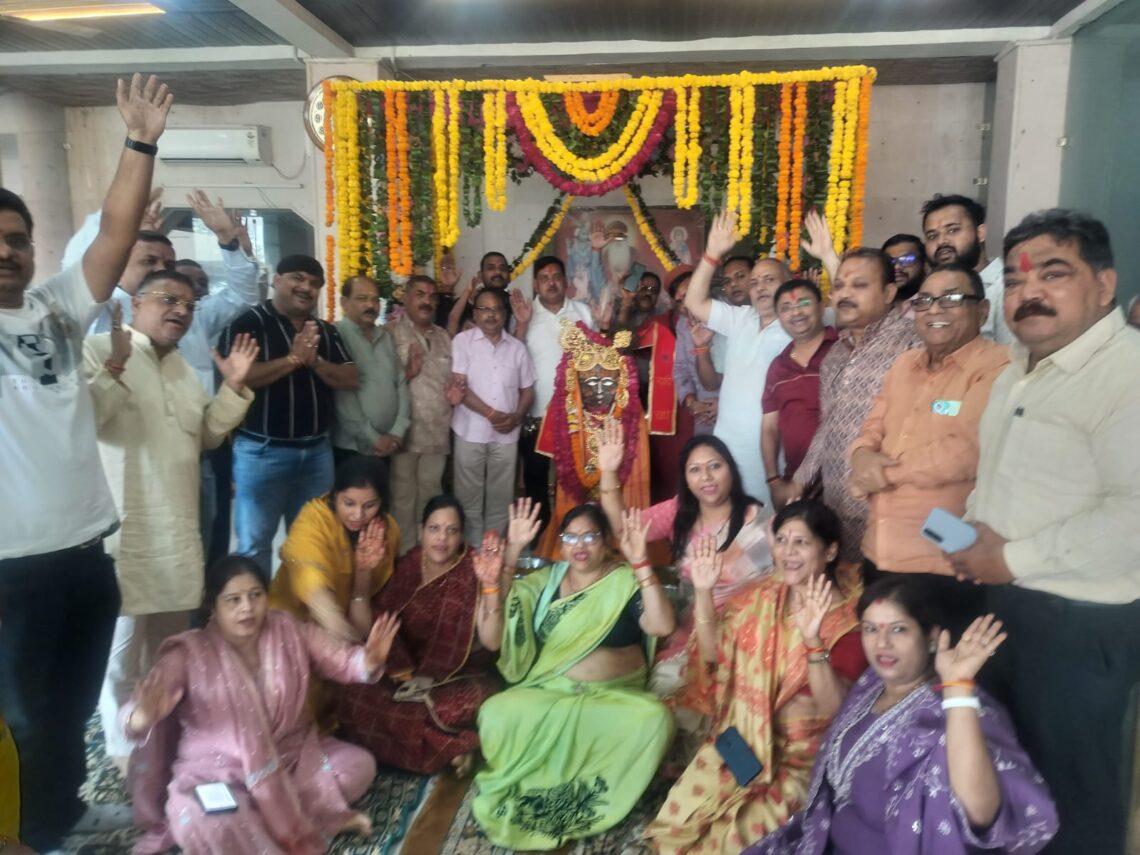 56 भोग मनोरथ की सफलता के लिए गोवर्धन में गिरिराज जी महाराज के समक्ष लगाई अरदास