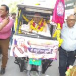 डॉ. राहुल राज कुलश्रेष्ठ ने ई-रिक्शा टिर्री चलाते हुए निकाली नामांकन यात्रा