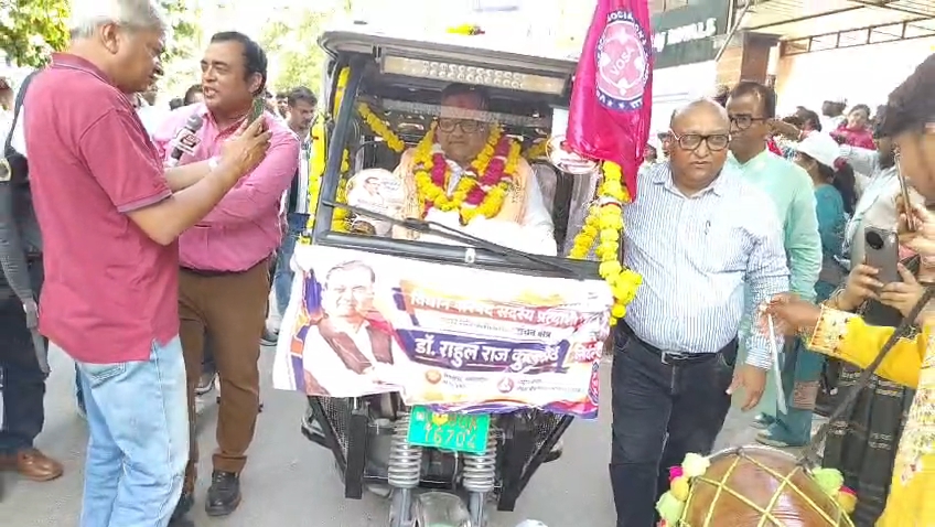 डॉ. राहुल राज कुलश्रेष्ठ ने ई-रिक्शा टिर्री चलाते हुए निकाली नामांकन यात्रा