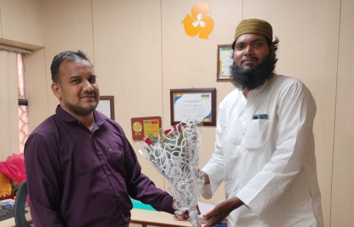 सामाजिक कार्यकर्ता मुहम्मद अल्तमश रहमानी ने बैंक मैनेजर आशीष कुमार से की मुलाकात