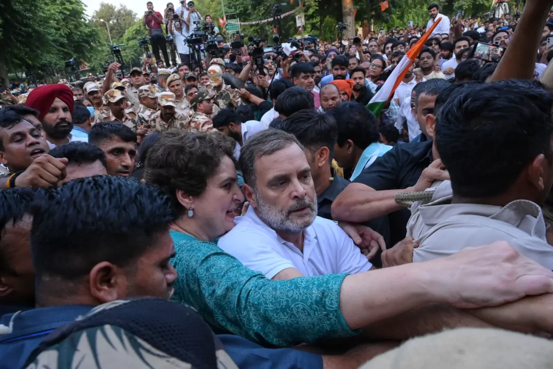 ज्ञानेश कुमार के इस्तीफे और SIR के विरोध में विपक्ष का प्रदर्शन, राहुल-प्रियंका पर FIR