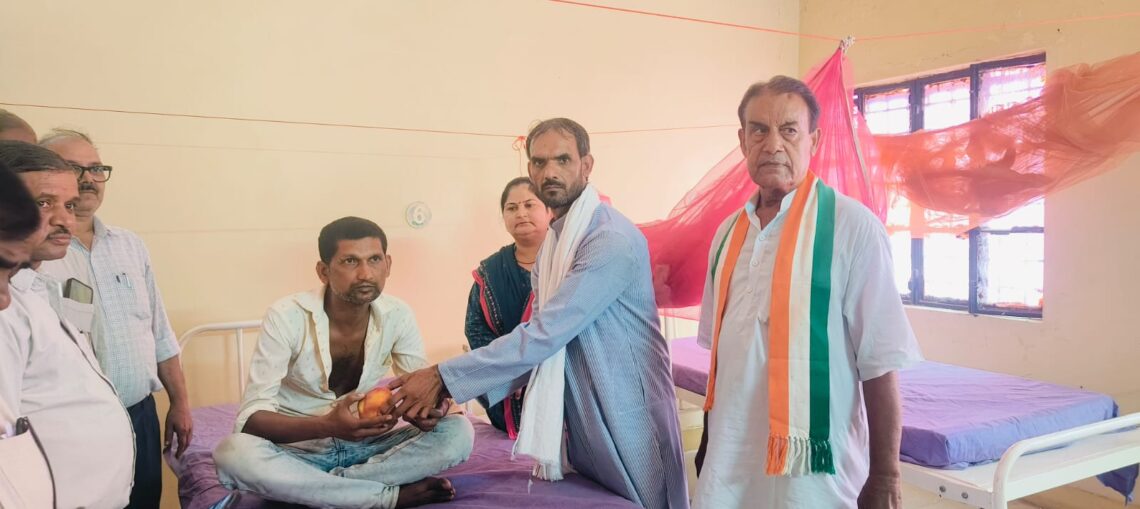 गांधी-शास्त्री जयंती पर सेवा और समर्पण की मिसाल, अजमल खान के नेतृत्व में जरूरतमंदों को बांटे फल