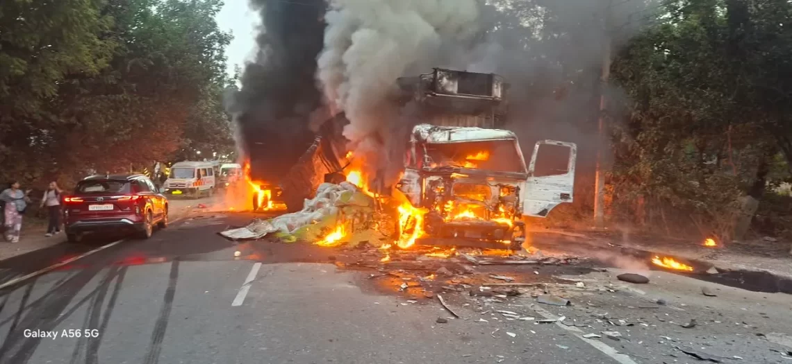 खंदौली में डंपर और कंटेनर की भीषण टक्कर, आग लगने से चालक-क्लीनर की मौत; तीन घायल