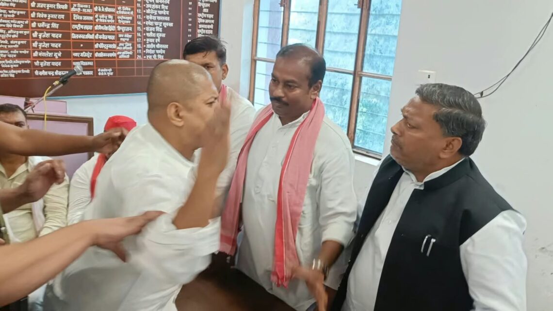 प्रेस क्लब में सपा की प्रेस वार्ता के बीच पूर्व जिलाध्यक्ष को थप्पड़